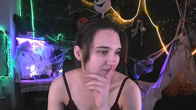 Snapshot of TessaMill chatting on October 27, 2025, 9:13 am TessaMill online show from October 27, 2025, 9:13 am