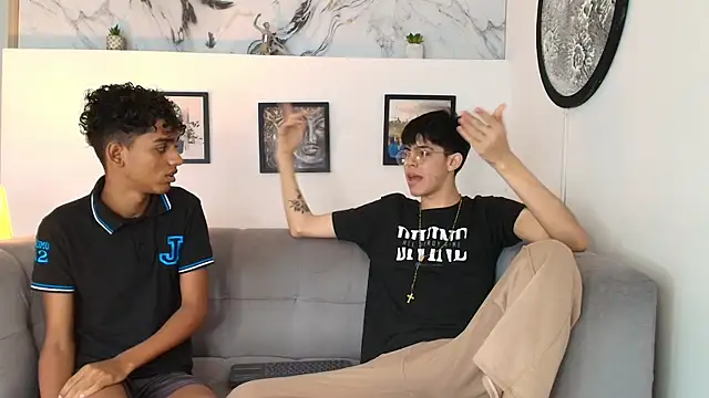 TWINKS FRIENDS online show from April 18, 2026, 1:37 pm