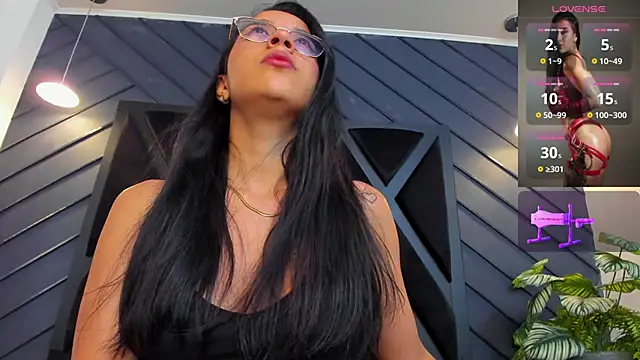 zoe martins  online show from November 4, 2025, 5:23 pm