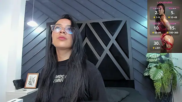 zoe martins  online show from November 21, 2025, 5:33 pm