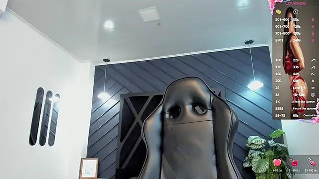 zoe martins  online show from December 2, 2025, 5:19 pm