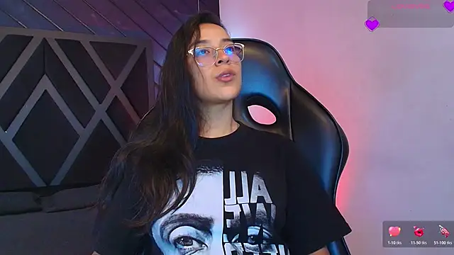 zoe martins  online show from March 30, 2026, 5:25 pm