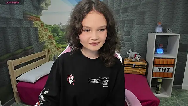 EmilyChaves online show from September 27, 2025, 4:56 pm