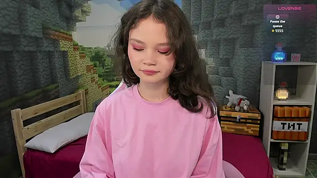 EmilyChaves online show from September 28, 2025, 3:39 pm