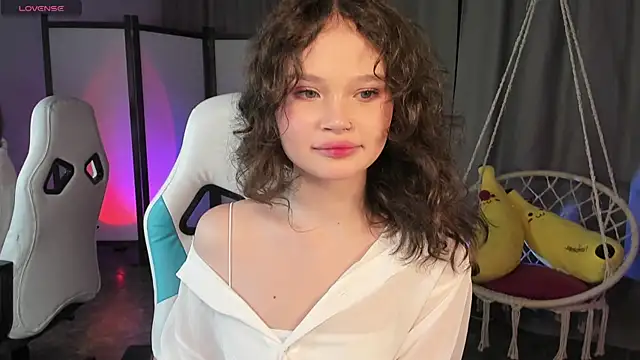 EmilyChaves online show from October 10, 2025, 2:27 pm