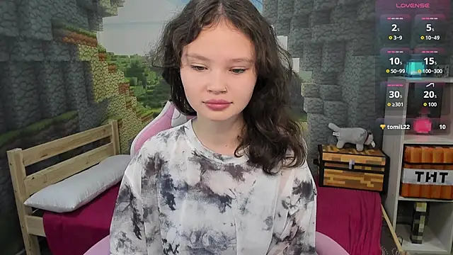 EmilyChaves online show from October 15, 2025, 5:13 pm