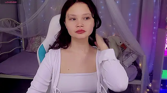 EmilyChaves online show from May 12, 2026, 7:38 am