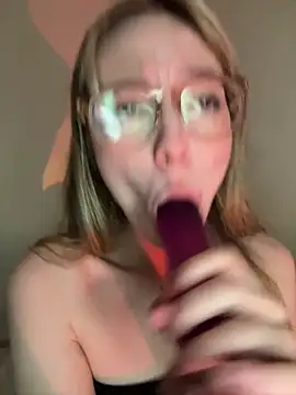 ReenKitty online show from December 17, 2025, 5:13 am