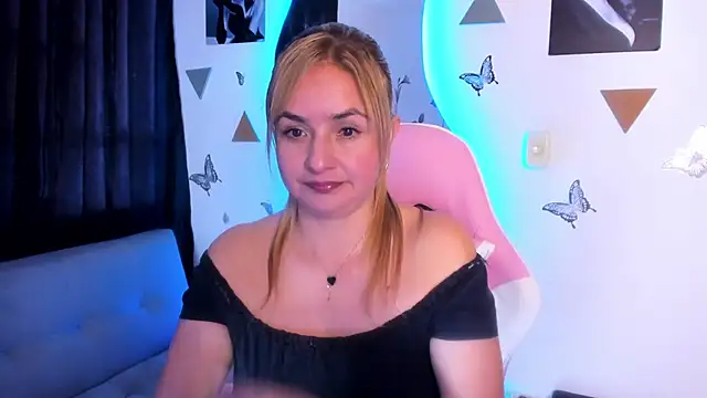 luciamature  online show from December 1, 2025, 8:47 pm