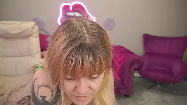 BellaLaPetit online show from February 25, 2026, 2:32 am