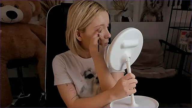 AuroraWrenfield online show from January 12, 2026, 10:09 am