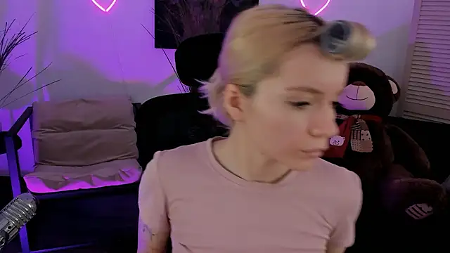 AuroraWrenfield online show from March 16, 2026, 4:18 am