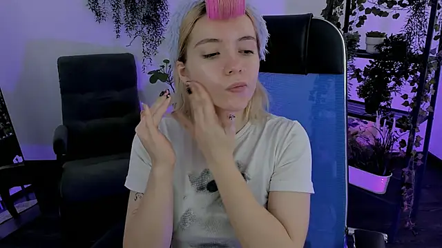 AuroraWrenfield online show from April 8, 2026, 2:22 am