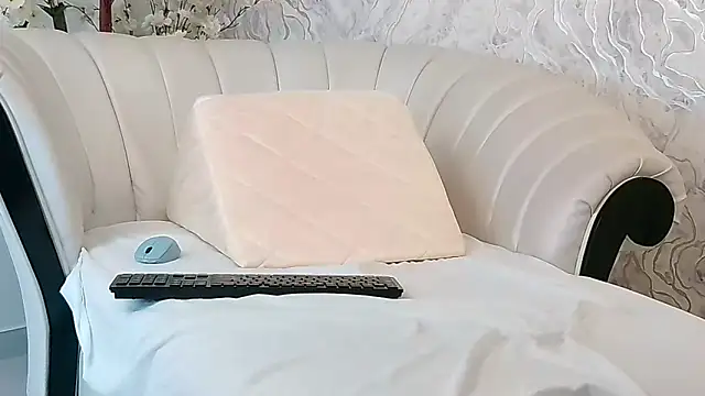 aura sanders1 online show from December 16, 2025, 11:37 am