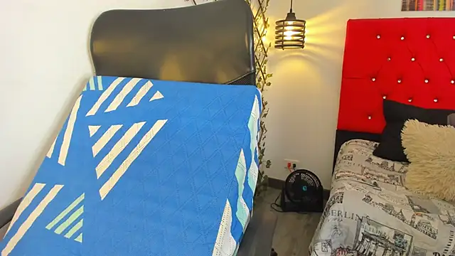 carolinacrus01 online show from September 17, 2025, 3:46 pm