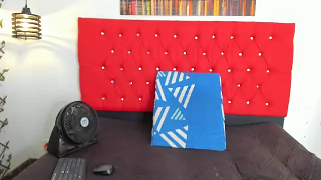 carolinacrus01 online show from October 27, 2025, 4:22 pm