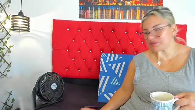 carolinacrus01 online show from November 10, 2025, 3:22 pm