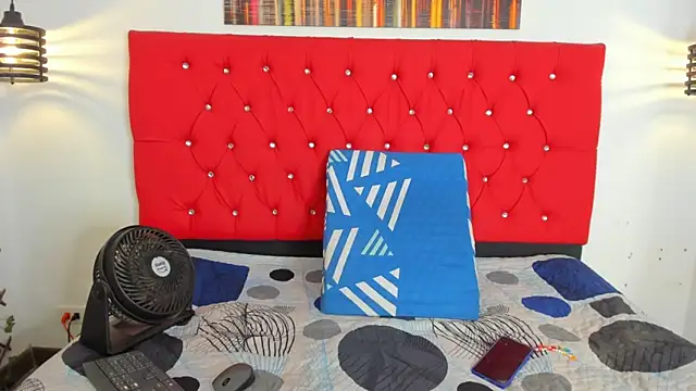 carolinacrus01 online show from November 19, 2025, 1:22 pm