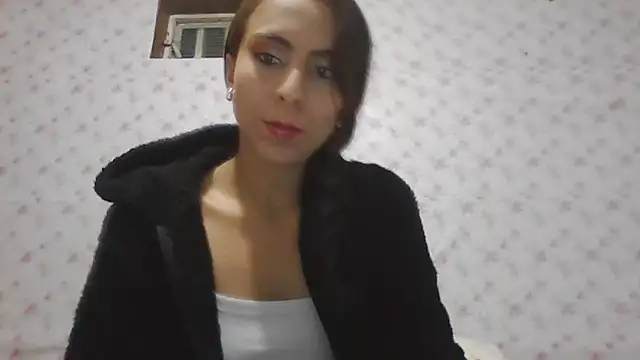 Snapshot of Roselingalvis13 chatting on January 15, 2026, 2:49 am Roselingalvis13 online show from January 15, 2026, 2:49 am