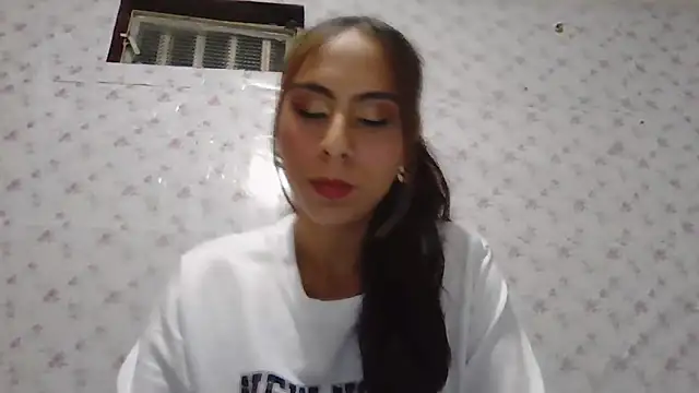Snapshot of Roselingalvis13 chatting on April 30, 2026, 3:02 am Roselingalvis13 online show from April 30, 2026, 3:02 am