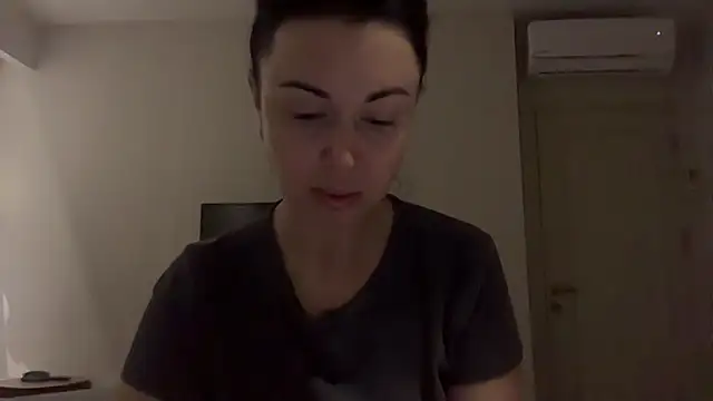 Snapshot of Gilin1 chatting on December 17, 2025, 8:48 pm Gilin1 online show from December 17, 2025, 8:48 pm