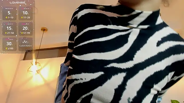 Hanna Cornee  online show from November 13, 2025, 1:10 pm