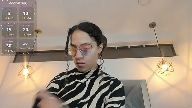 Hanna Cornee  online show from November 21, 2025, 1:32 pm