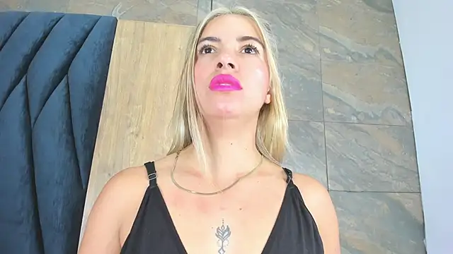 Snapshot of Barbiie_98 chatting on October 26, 2025, 2:01 pm Barbiie 98 online show from October 26, 2025, 2:01 pm