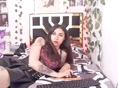 lucywhite13 online show from November 3, 2025, 3:13 pm