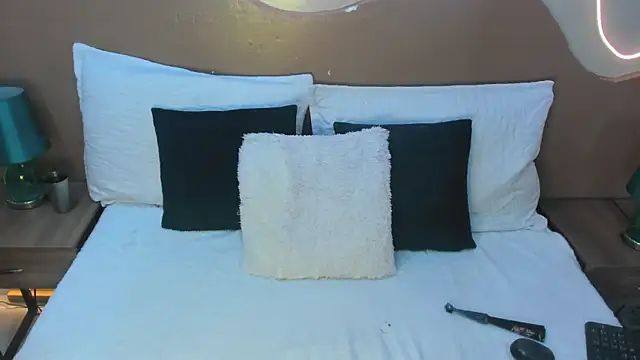 Enrrixxx  online show from April 17, 2026, 12:24 am