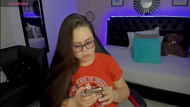 LolaVillalobos online show from October 8, 2025, 2:25 pm