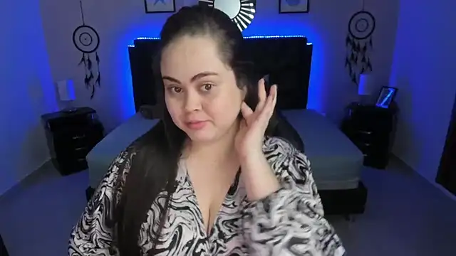 LolaVillalobos online show from November 17, 2025, 12:33 pm