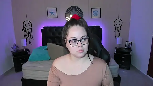 LolaVillalobos online show from February 2, 2026, 1:43 pm