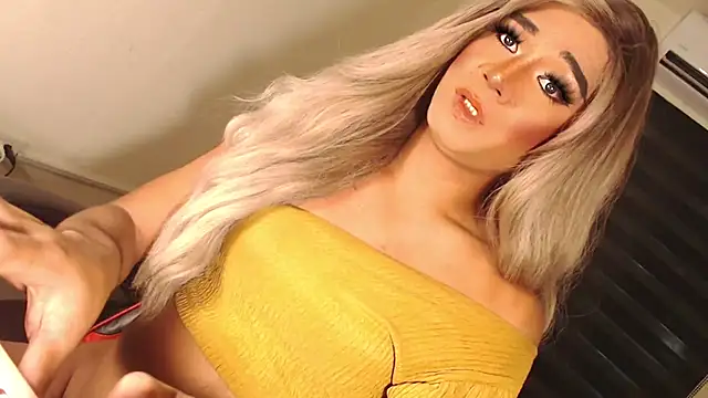 Snapshot of SissifyMeNow chatting on October 12, 2025, 11:26 pm SissifyMeNow online show from October 12, 2025, 11:26 pm