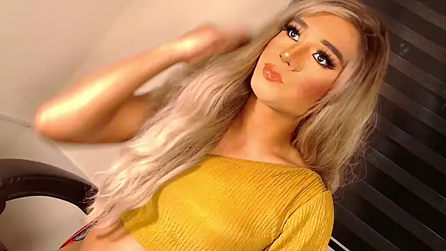 Snapshot of SissifyMeNow chatting on November 2, 2025, 11:18 pm SissifyMeNow online show from November 2, 2025, 11:18 pm