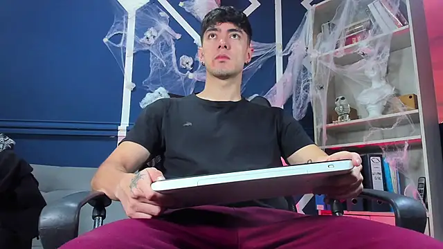 etham wolf  online show from October 22, 2025, 1:11 pm