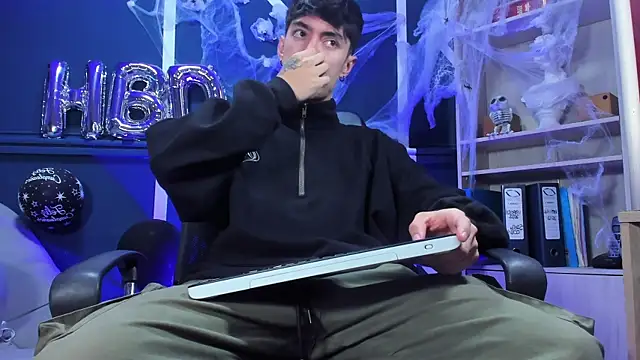 etham wolf  online show from October 30, 2025, 12:17 pm