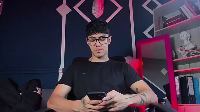 etham wolf  online show from November 27, 2025, 11:23 am