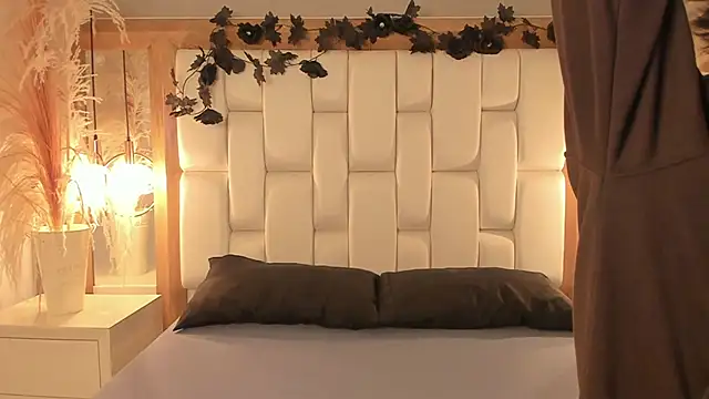 Daphne And Roger online show from November 3, 2025, 11:11 am