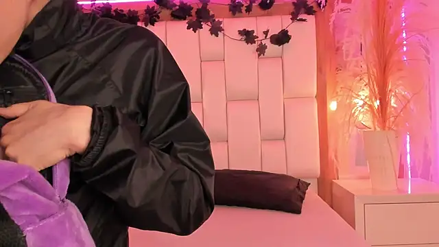 Daphne And Roger online show from February 4, 2026, 10:54 am