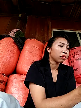 Snapshot of emaame68 chatting on October 3, 2025, 6:21 am emaame68 online show from October 3, 2025, 6:21 am