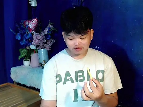 Reynelcock online show from November 30, 2025, 11:47 am