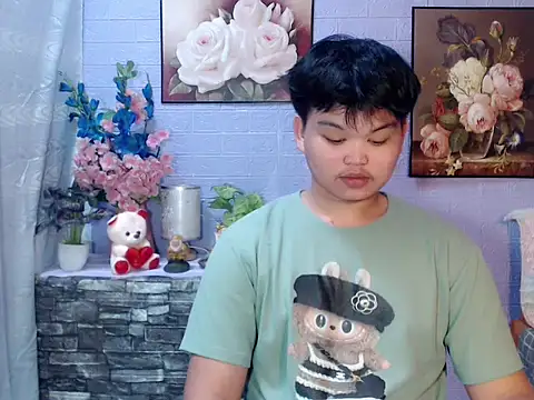Snapshot of Reynelcock chatting on May 5, 2026, 4:37 pm Reynelcock online show from May 5, 2026, 4:37 pm