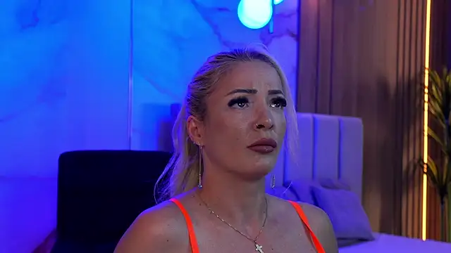 Izabellle02 online show from April 18, 2026, 6:06 am