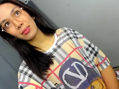 lucyshanex online show from November 8, 2025, 4:34 am