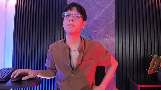 luixdust  online show from November 30, 2025, 5:44 am