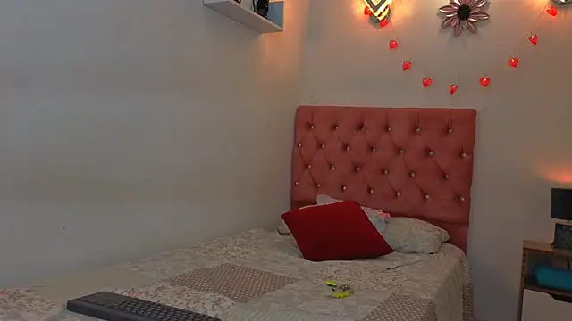 Snapshot of Kyra_Honey chatting on October 6, 2025, 8:06 pm Kyra Honey online show from October 6, 2025, 8:06 pm