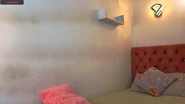 Snapshot of Kyra_Honey chatting on November 8, 2025, 5:34 pm Kyra Honey online show from November 8, 2025, 5:34 pm