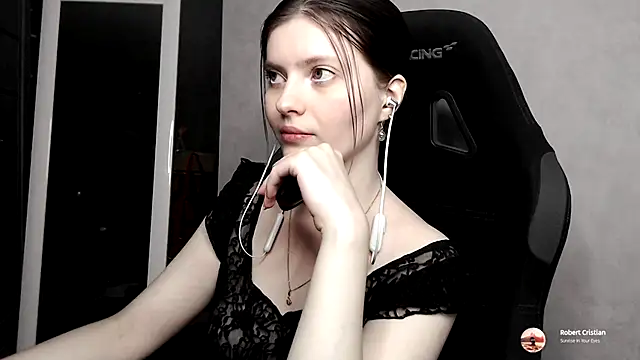 cute elfy  online show from September 18, 2025, 4:42 pm