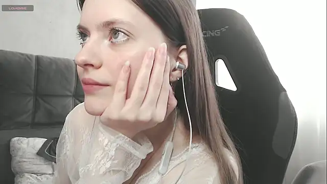 cute elfy  online show from October 30, 2025, 11:22 am